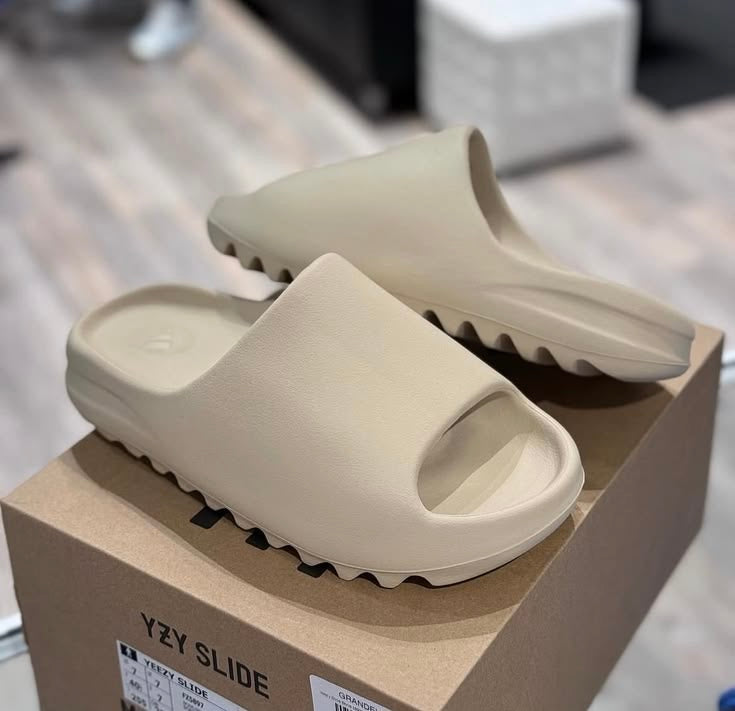 YEEZY SLIDE EUR 35