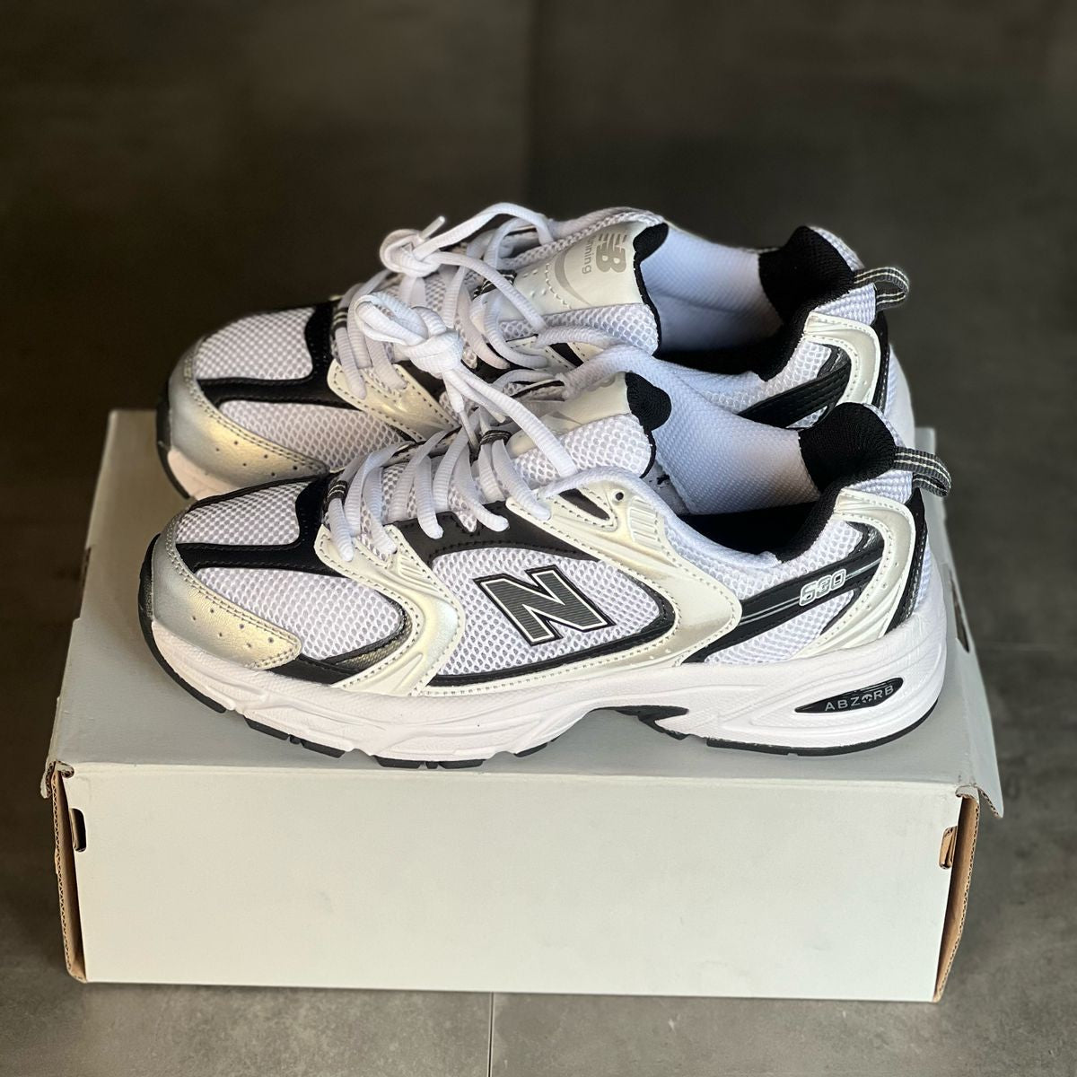 New Balance 530 Blanco, Negro y Plateado | Hombre y Dama