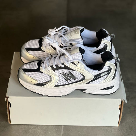 New Balance 530 Blanco, Negro y Plateado | Hombre y Dama